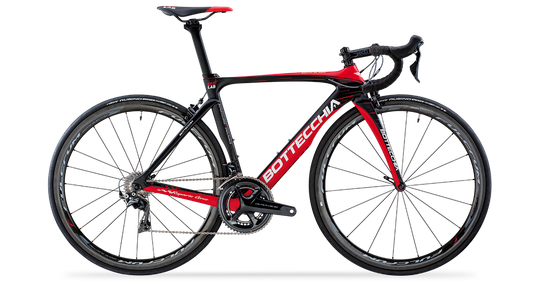 Rode en zwarte racefiets met racestuur en dunne banden op een witte achtergrond.