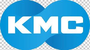 Het KMC-logo in witte letters op een blauwe, overlappende cirkelachtergrond.