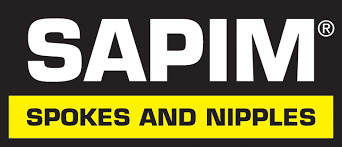 SAPIM-logo in wit op zwart met een gele banner met de tekst