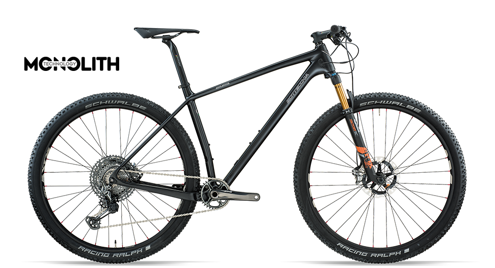 Zwarte mountainbike met oranje accenten op een witte achtergrond, met het opschrift 