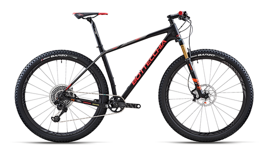 Zwarte mountainbike met rode accenten en schijfremmen, zijaanzicht op een witte achtergrond.