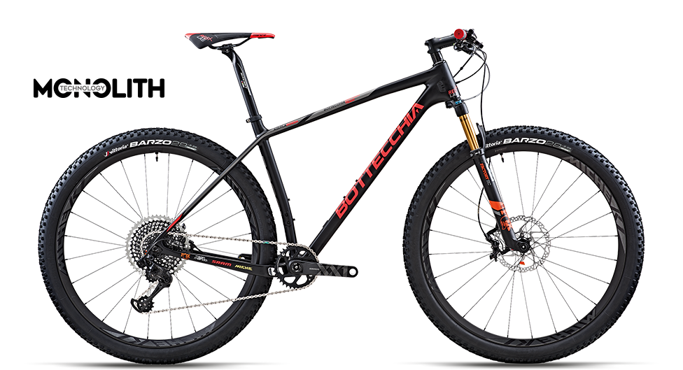 Zwarte Monolith mountainbike met rode accenten op een witte achtergrond.