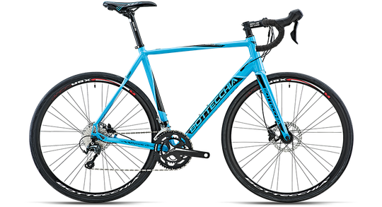 Lichtblauwe racefiets met zwarte wielen en racestuur op een witte achtergrond.