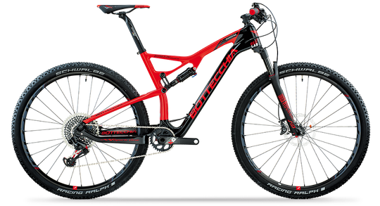 Rode en zwarte mountainbike op een witte achtergrond