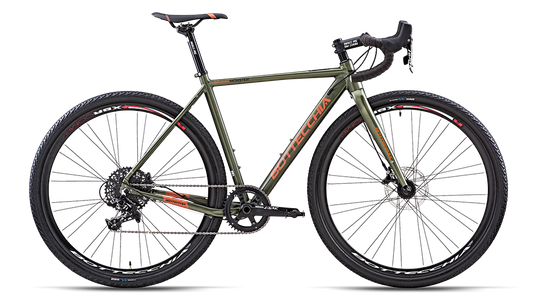 Mountainbike met camouflageframe, zwarte wielen en racestuur op een witte achtergrond.