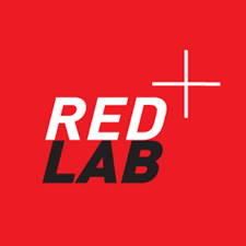 Het RED LAB-logo in wit en zwart op een rode achtergrond met een wit plusteken.