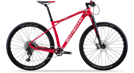 Rode mountainbike met zwarte wielen en een wit zadel op een witte achtergrond.