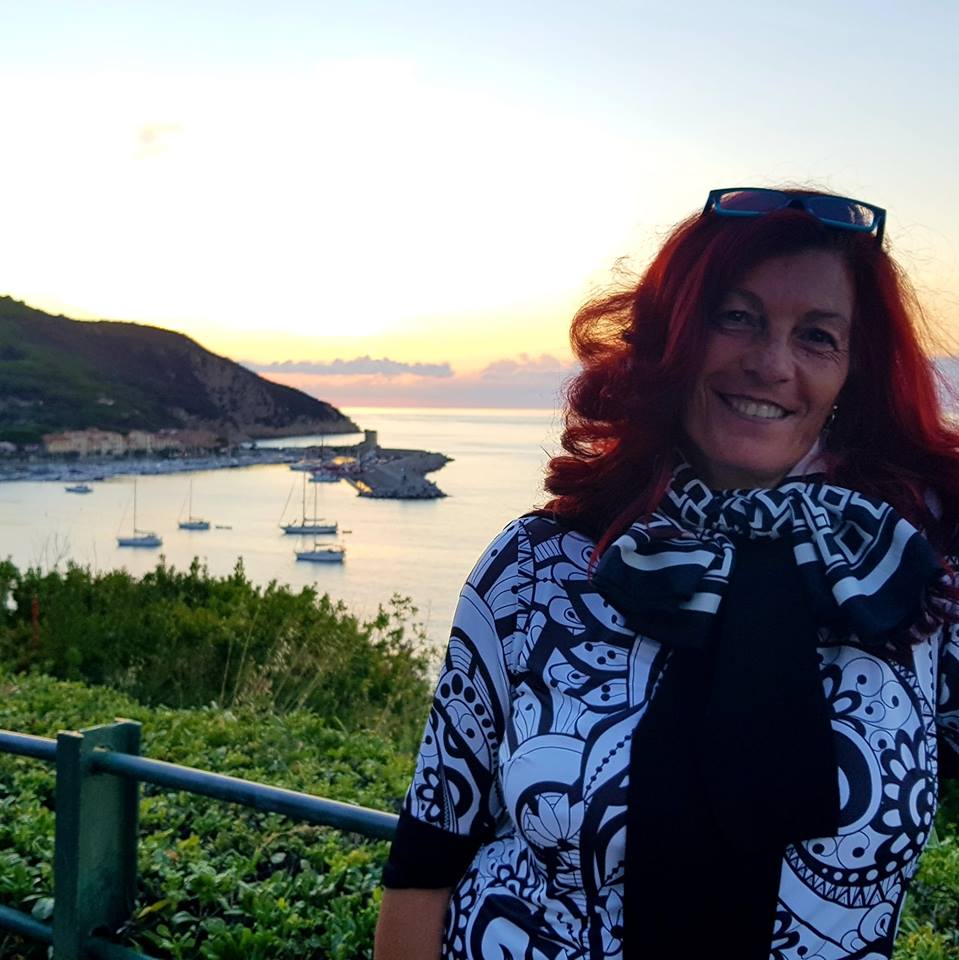 Donna indossa abbigliamento mare al tramonto