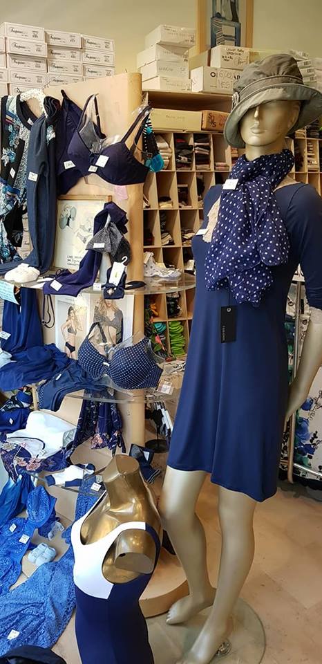 Costumi e abbigliamento mare in vetrina