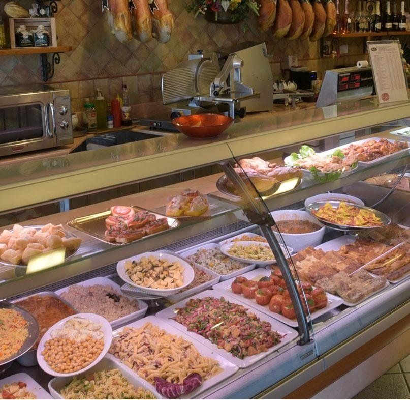 dei piatti pronti nella vetrina di una rosticceria