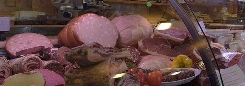 Dei salumi nella vetrina di una rosticceria