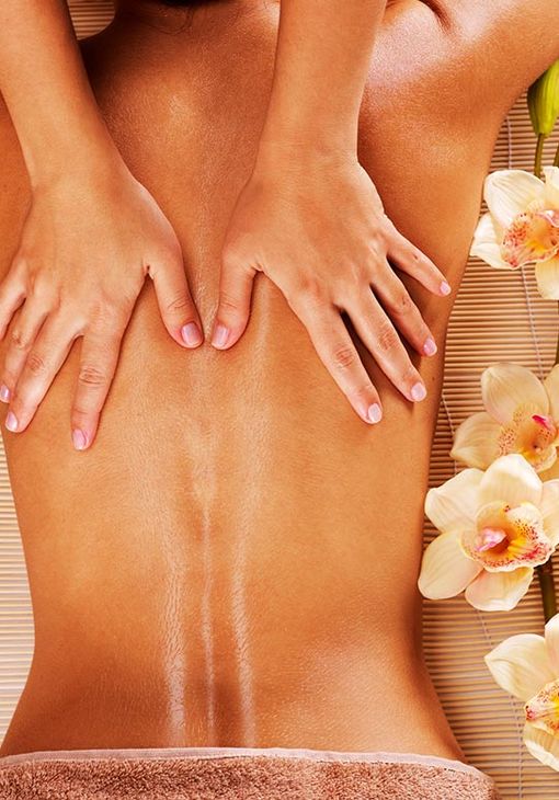 woman getting back massage essence of thailand woman getting back massage