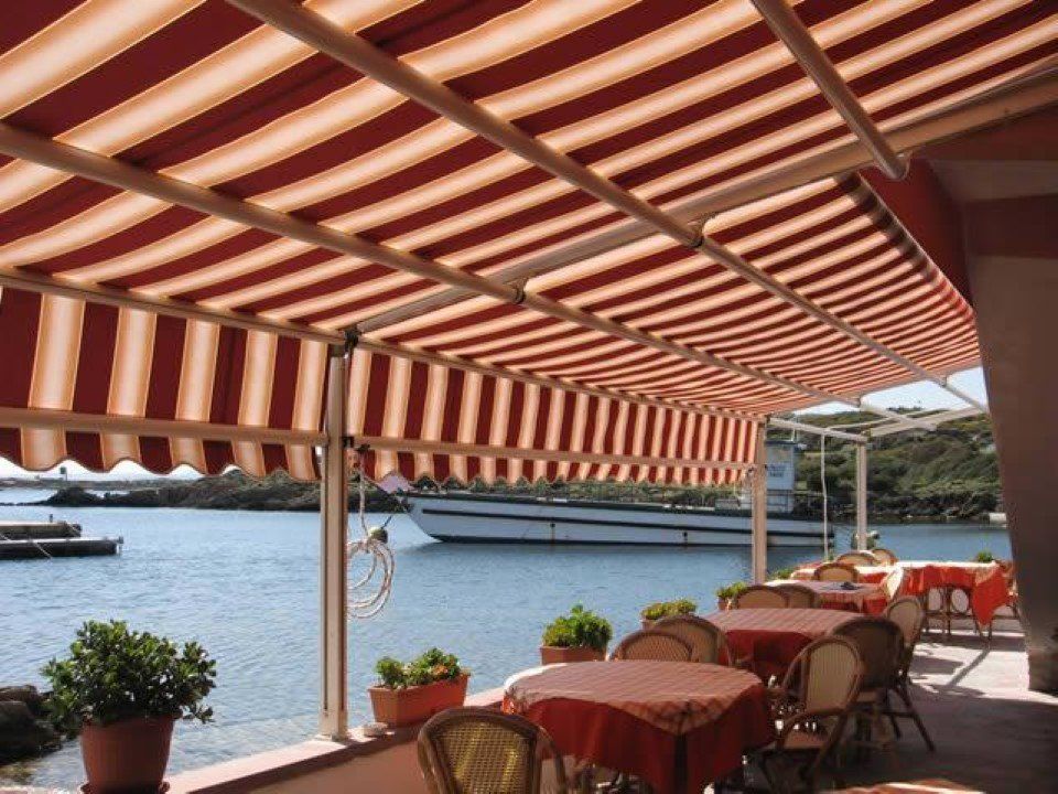tenda da sole rossa e bianca