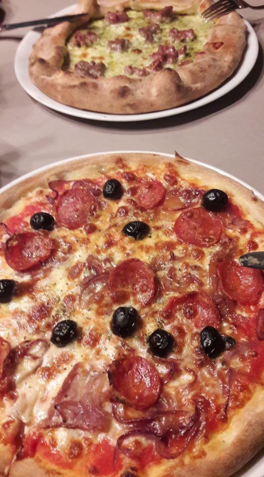 frische Pizzen