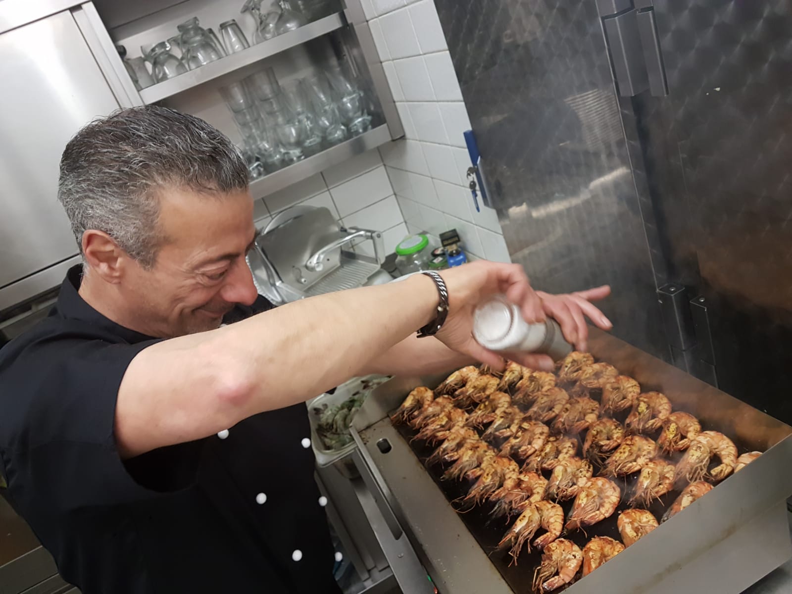 Küchenchef bei letzten Handgriffen