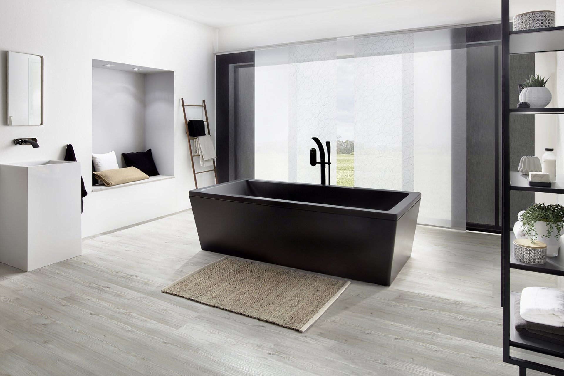 Badezimmer mit freihstehender schwarzer Badewanne und weißen Flächenvorhängen