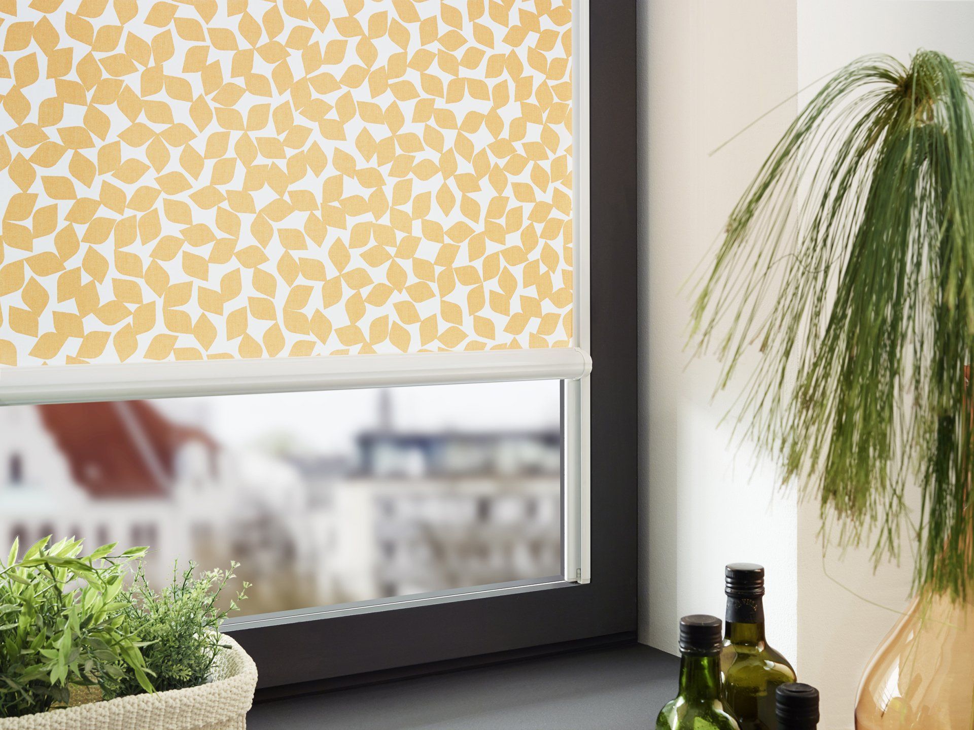 Nahaufnahme Rollo mit gelben Punkten und Fensterbank mit Kräutern