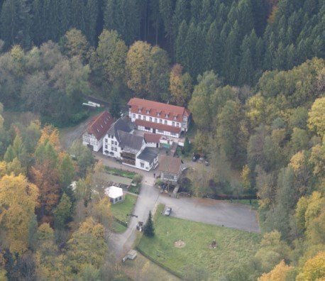 Eine Luftaufnahme eines Hauses mitten in einem Wald