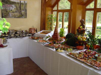Ein Buffet-Tisch mit viel Essen darauf