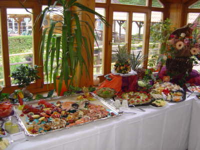 Ein Buffet-Tisch mit einer Auswahl an Speisen darauf