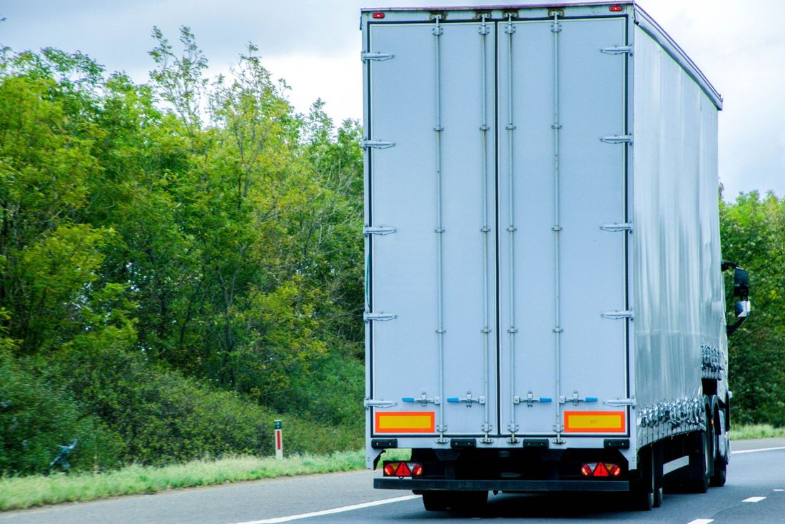 camion su strada durante un trasporto