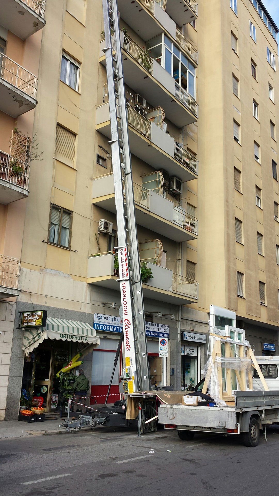 carrello elevatore in azione per trasloco in un condominio