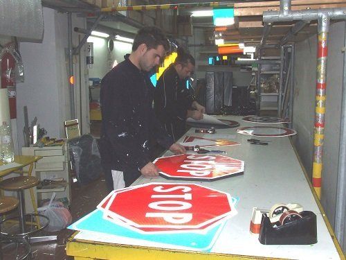 due ragazzi che lavorano con segnali stradali