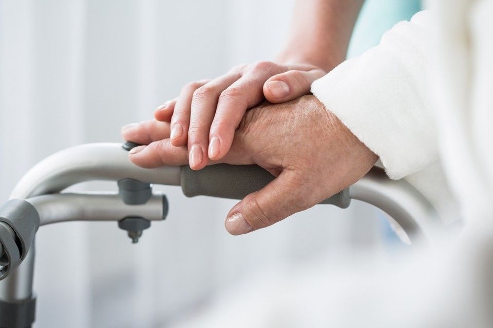 Mano su mano di disabile
