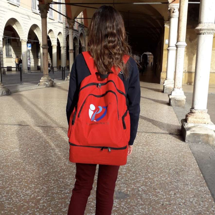 Bambina con zaino
