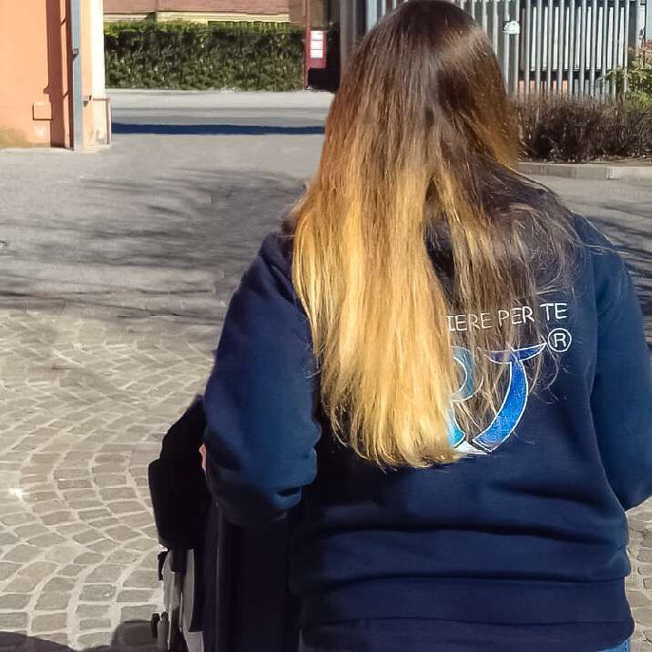 Bambina con felpa