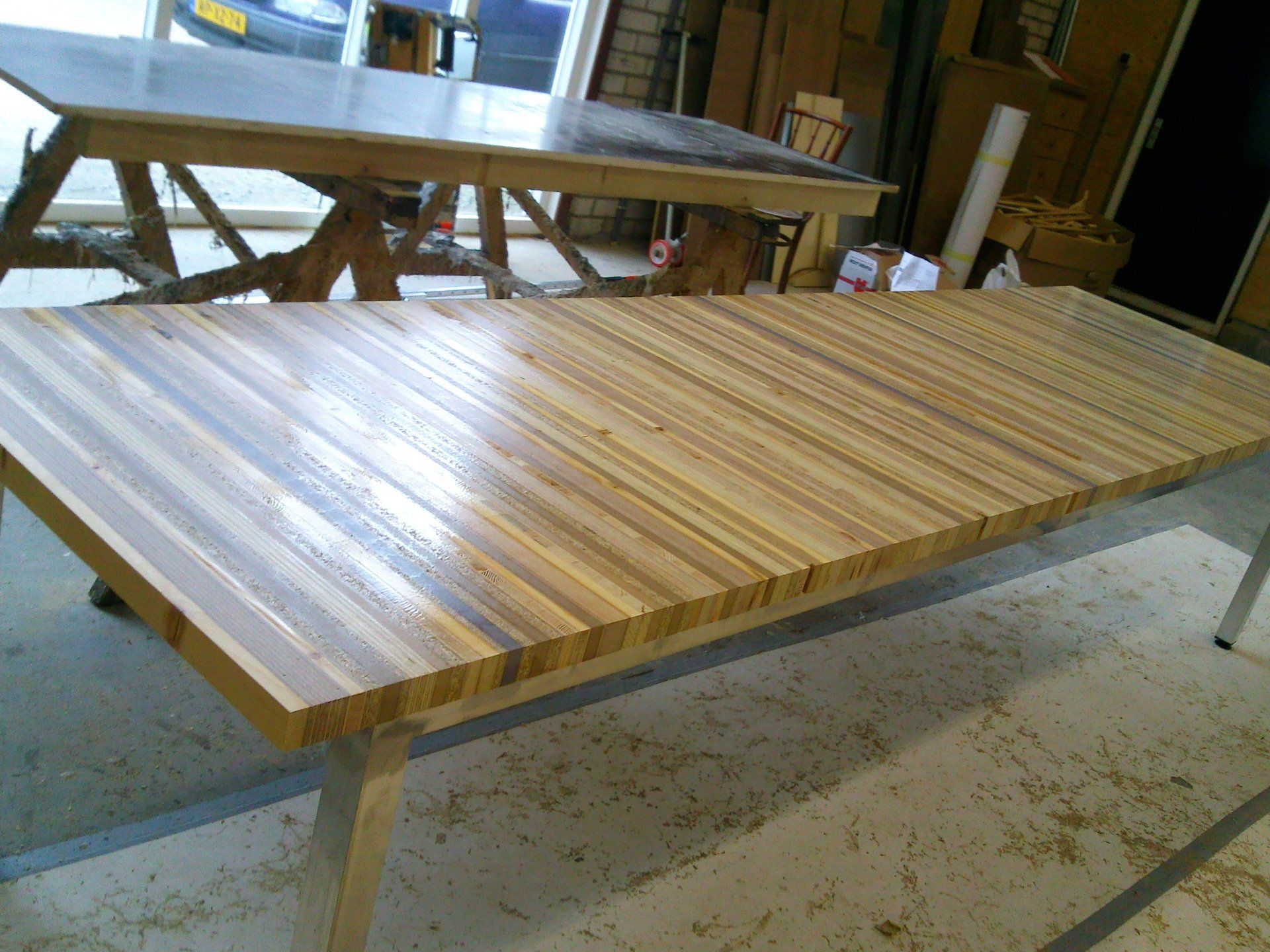 Lange tafel van resthout