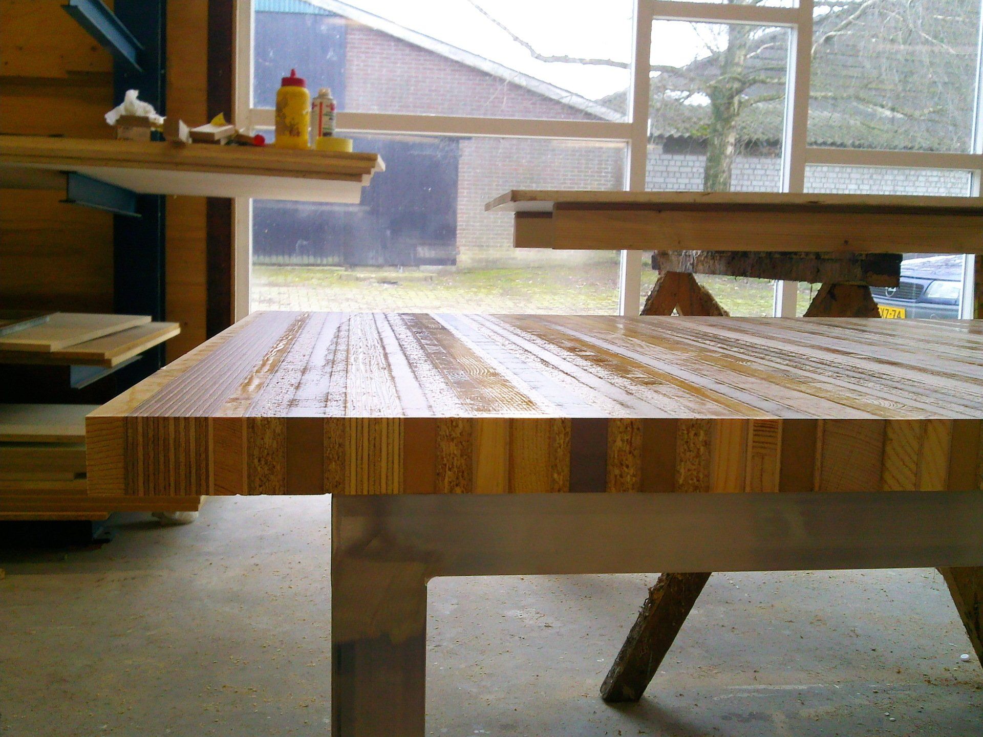 Lange tafel van resthout