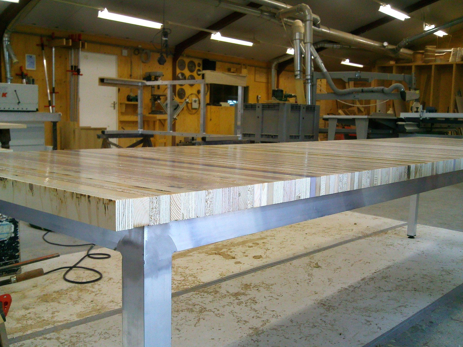 Lange tafel van gebruikt hout