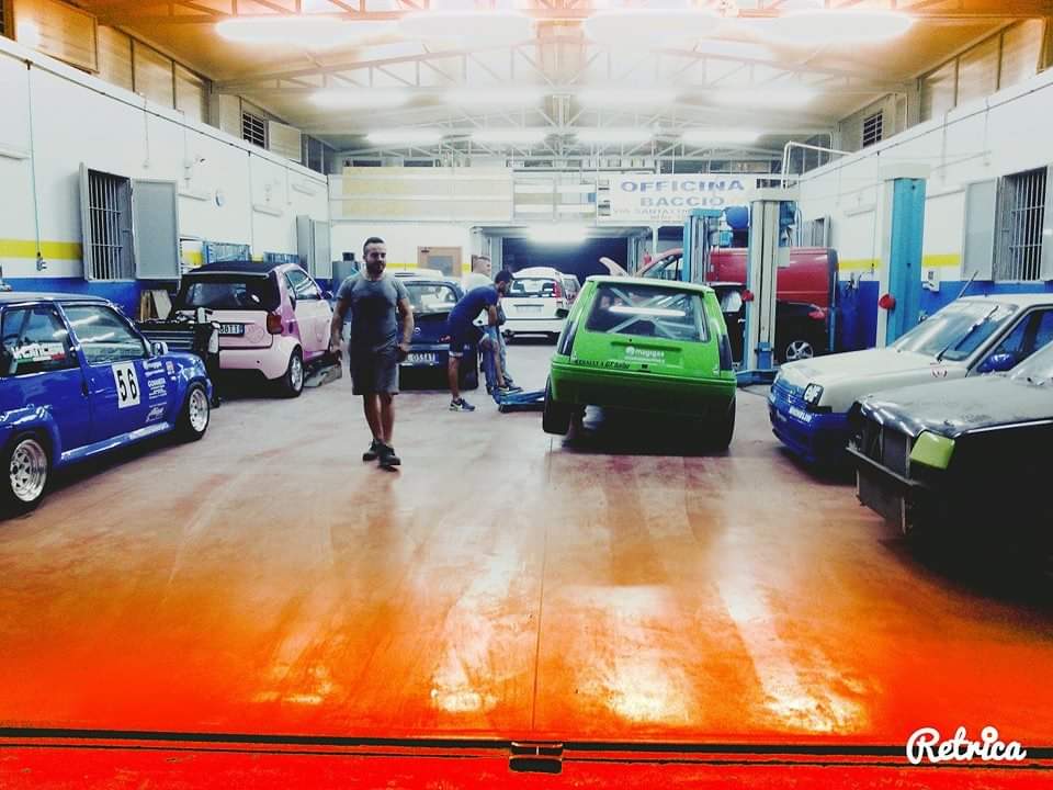 salone auto officina con auto in assistenza