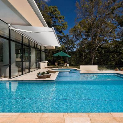 piscina con tenda da sole
