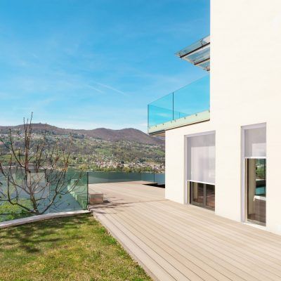 casa con terrazzo sul lago e tende oscuranti