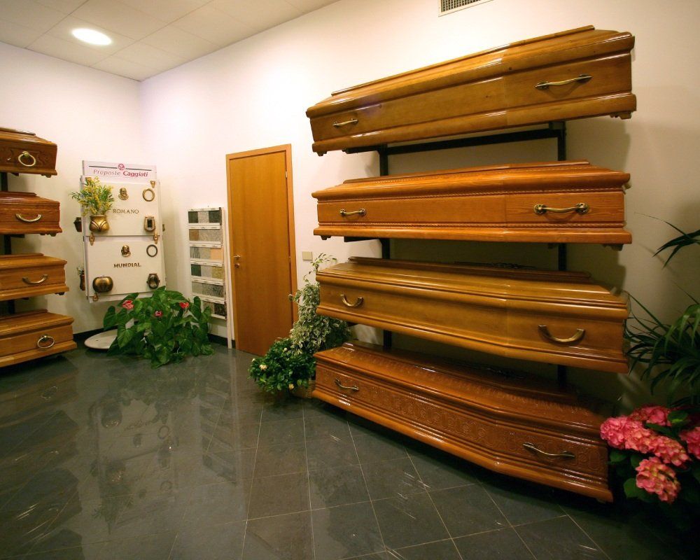 allestimento con bara in legno massello
