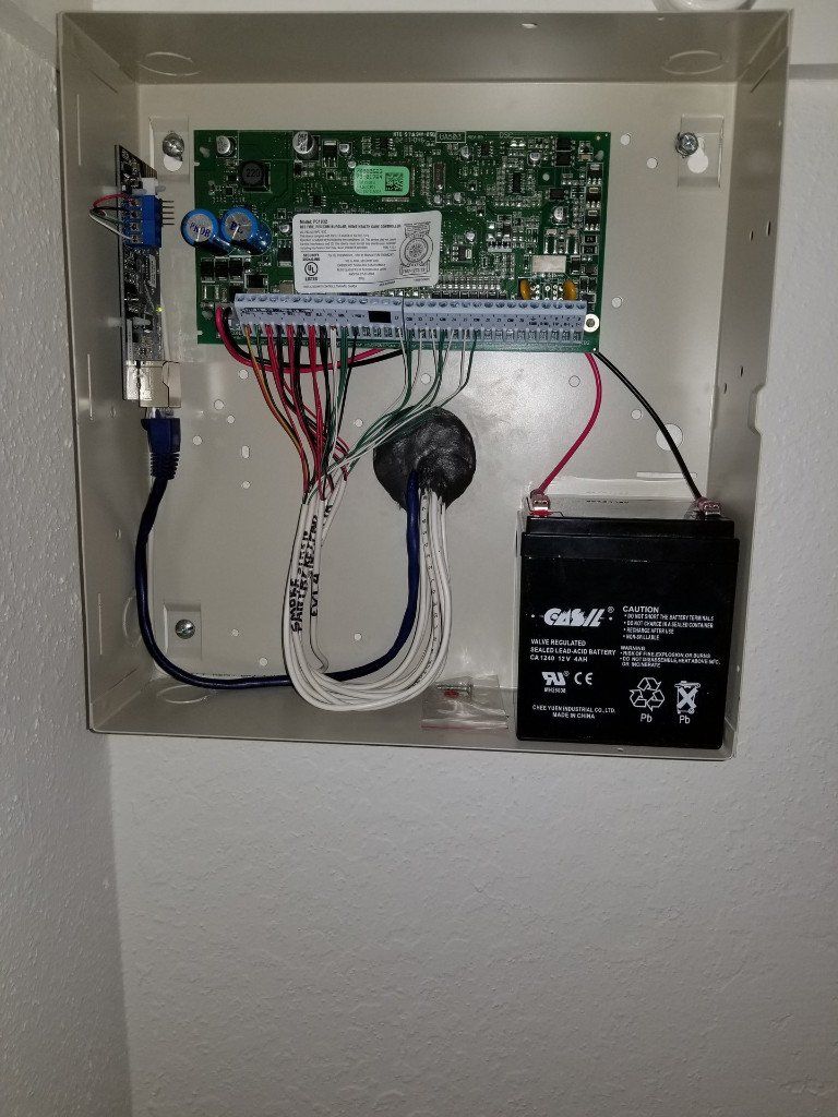 A box with a battery and wires inside of it.