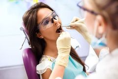 odontoiatria conservativa Dentista effettua una visita specialistica con strumenti d'avanguardia