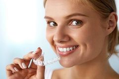 odontoiatria conservativa Ragazza con apparecchio dentale trasparente