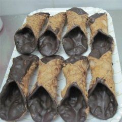 Cannoli siciliani al cioccolato pronti per essere riempiti