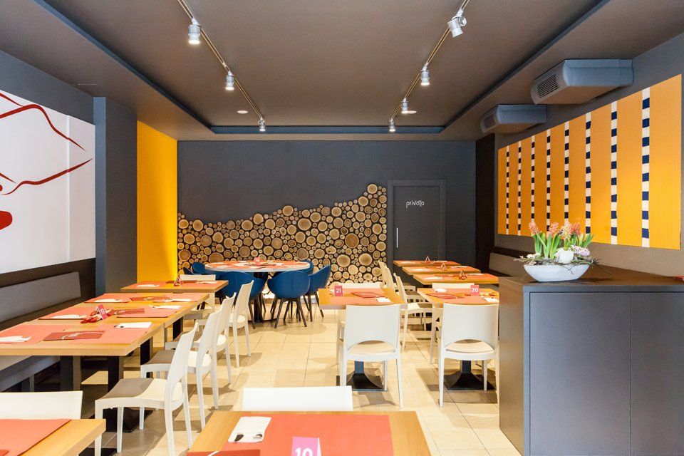 sala ristorante con tavoli apparecchiati