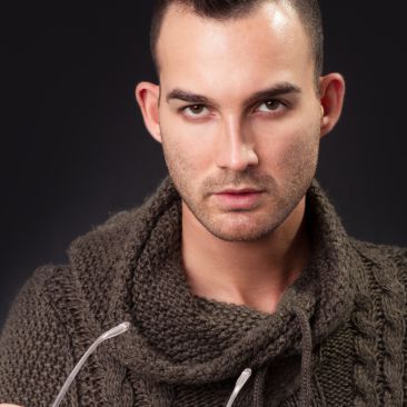 A man wearing woollen scarf