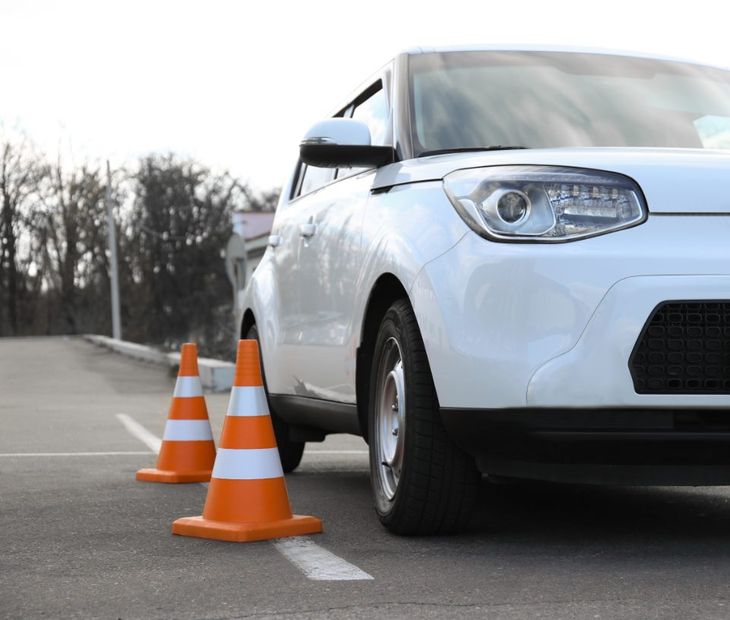 Auto e coni stradali