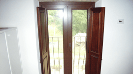 Finestra in pvc, scuretti in legno, Pitigliano Finestra in pvc, scuretti in legno, Pitigliano