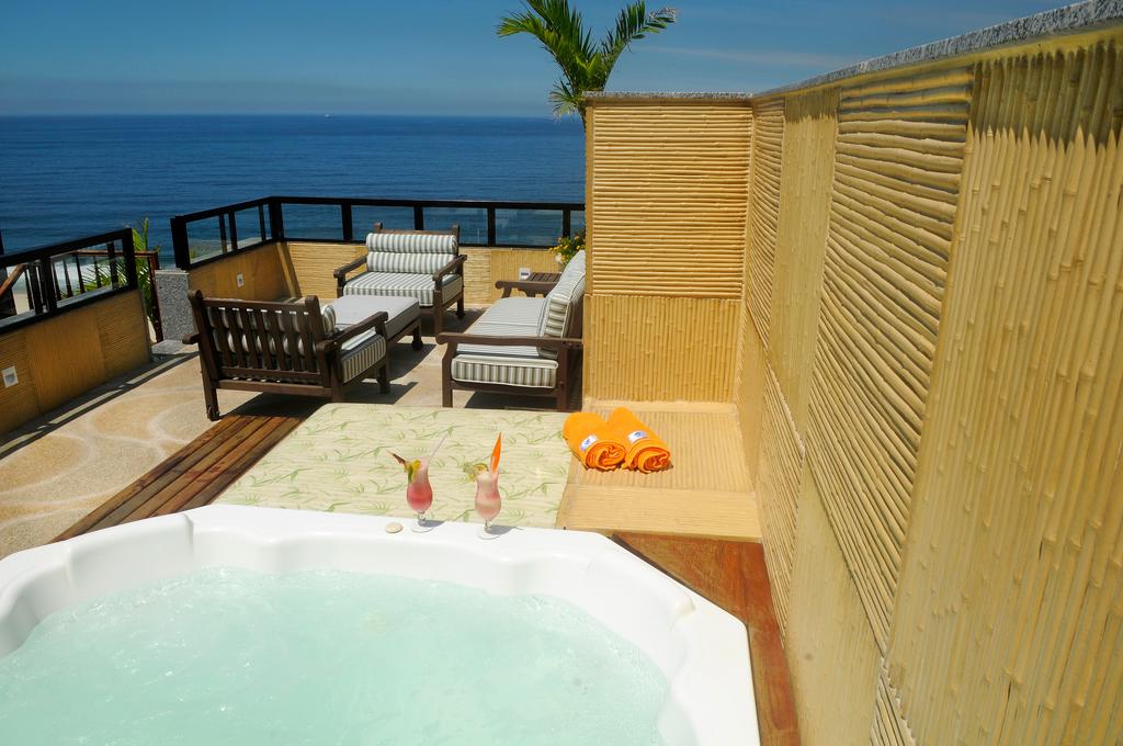 Uma jacuzzi na varanda com vista para o oceano