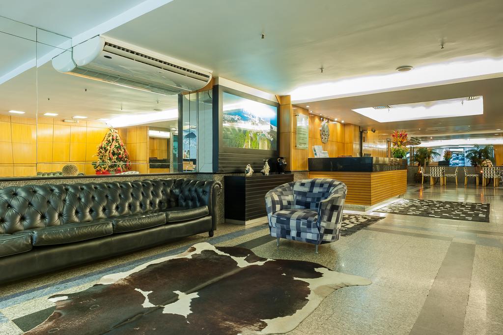 Um saguão de hotel com um tapete de couro de vaca no chão.