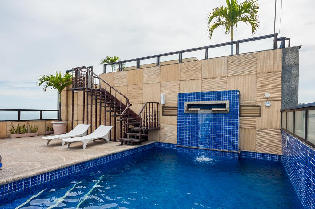 Uma grande piscina com uma cachoeira ao lado