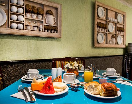 Uma mesa coberta com pratos de comida e bebidas em um restaurante.