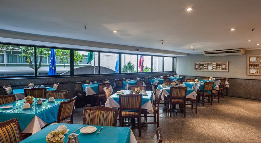 Há muitas mesas e cadeiras no restaurante.